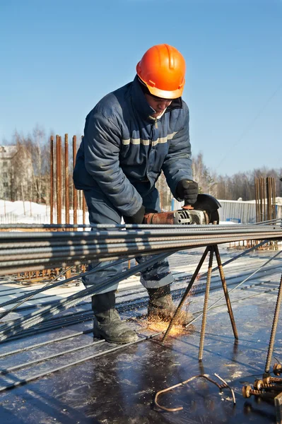 Bauarbeiter arbeitet mit Betonbewehrung — Stockfoto