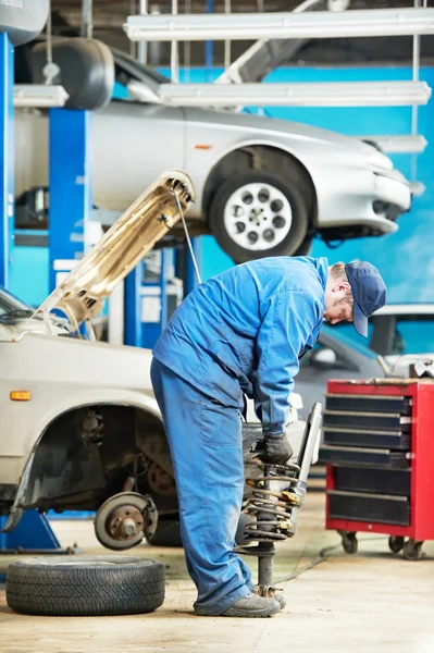 Машинный ремонтник при регулировке пружины вагона — стоковое фото
