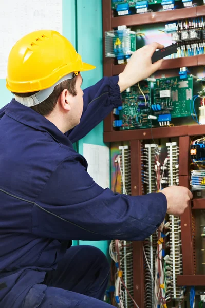 Eletricista verificando a corrente na caixa de linha de energia — Fotografia de Stock