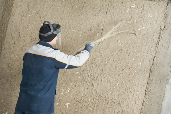 Stukadoor op stucwerk werken met vloeibare gips — Stockfoto