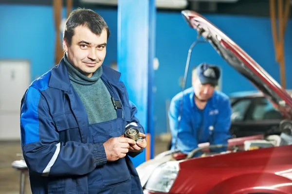 Glücklicher Mechaniker an der Tankstelle — Stockfoto