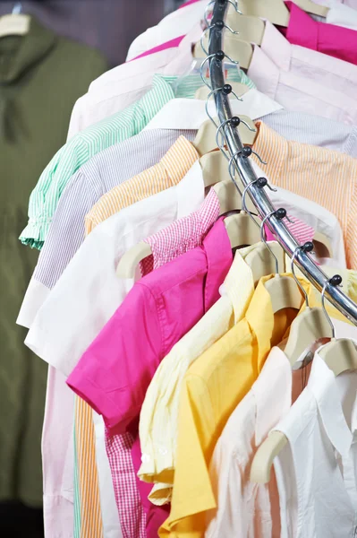 Kleidung auf Kleiderbügel im Geschäft — Stockfoto