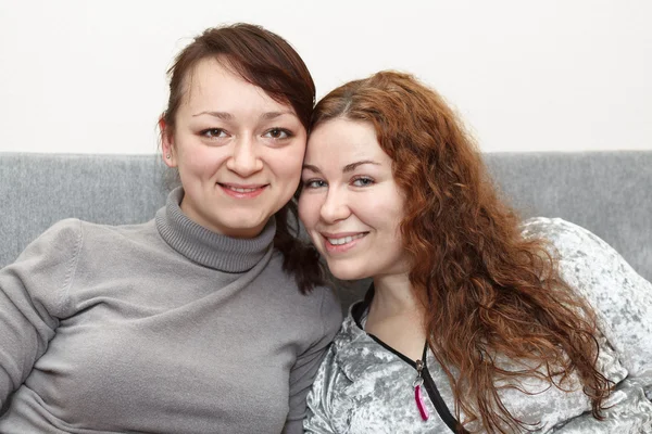 Portret van twee gelukkige vrienden een vrouwen — Stockfoto