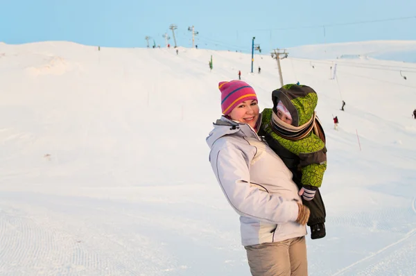 Madre e bambino sulla stazione sciistica invernale — Foto Stock