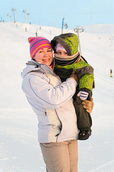 Anne ve küçük çocuk üzerinde kış Kayak Merkezi — Stok fotoğraf