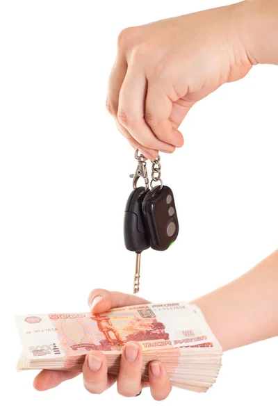 Llave del coche en la mano y dinero en efectivo en otra mano — Foto de Stock