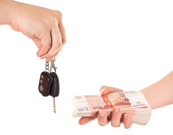 Chiave auto in mano e denaro contante in altra mano isolato ob sfondo bianco — Foto Stock