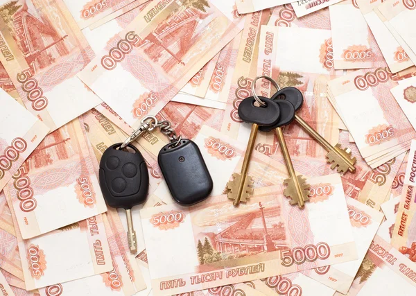 房子的钥匙和车钥匙准备好现金的钱 — 图库照片