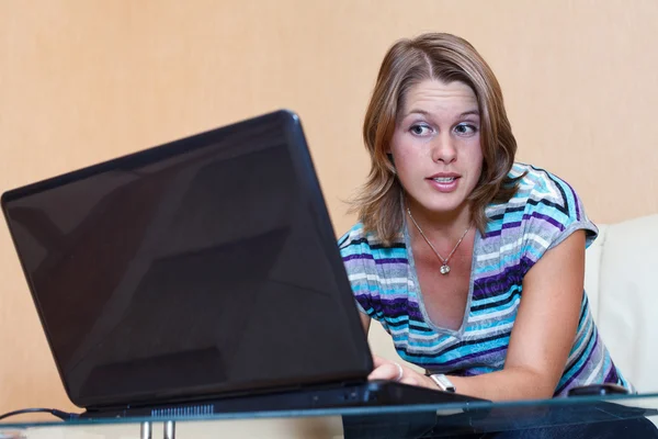 Jovem mulher jogando em jogos no laptop . — Fotografia de Stock