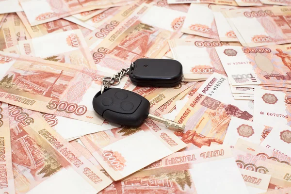 Αυτοκίνητο κλειδί σε φόντο cashnotes χρήματα — Φωτογραφία Αρχείου