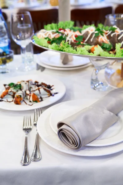 Salmone alla griglia in un piatto sul tavolo da pranzo — Foto Stock