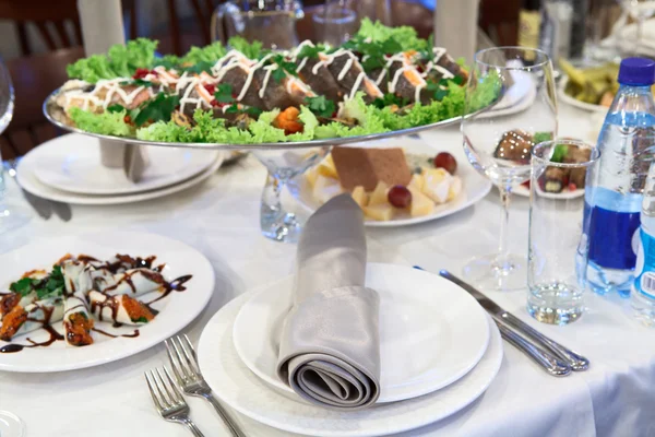 Grillezett lazac egy edényt a vacsora asztalra — Stock Fotó