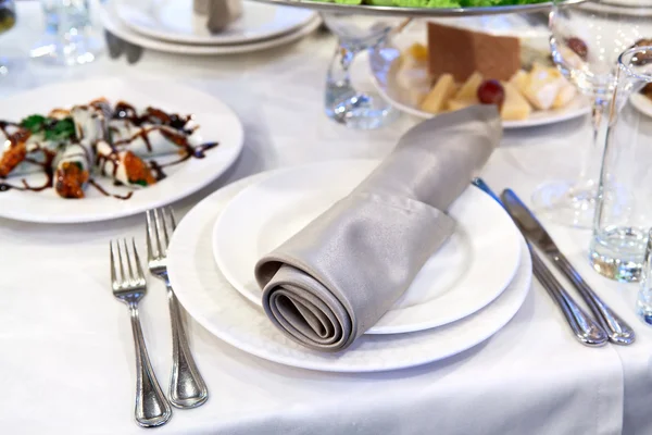 Appuntamenti a tavola. Piatto con forchetta e coltello — Foto Stock