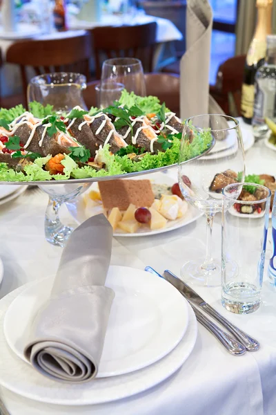 Гриль лосось у тарілці на обідньому столі — стокове фото