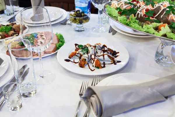 Frittelle russe arrotolate con caviale rosso in un piatto sul tavolo — Foto Stock