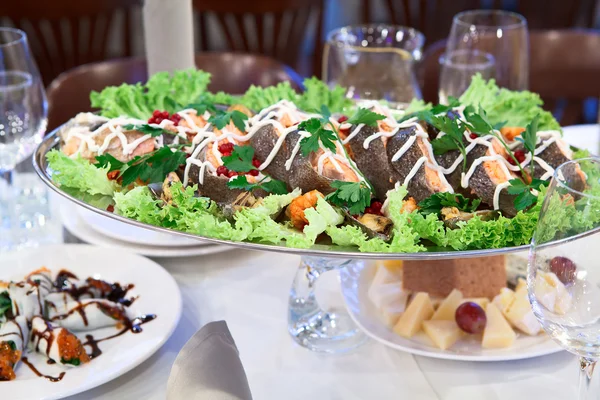 Жареный лосось в тарелке на обеденном столе — стоковое фото