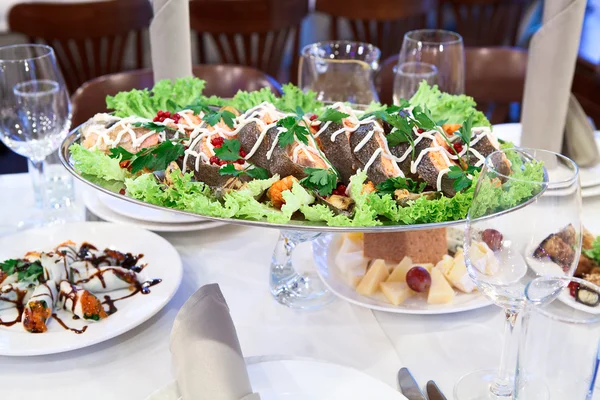 Grilovaný losos v misce na jídelním stole — Stock fotografie