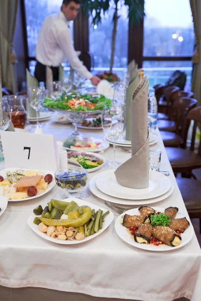 Persona irriconoscibile apparecchiare la tavola in un ristorante — Foto Stock
