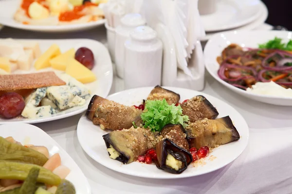 Тарелки с холодными закусками на столе — стоковое фото