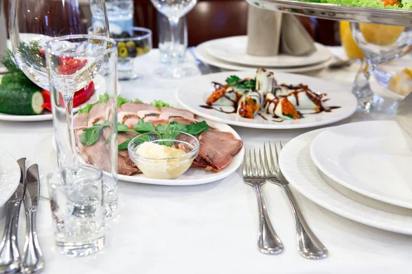 Russische pannenkoeken met rode kaviaar gerold in een bord op de tafel — Stockfoto