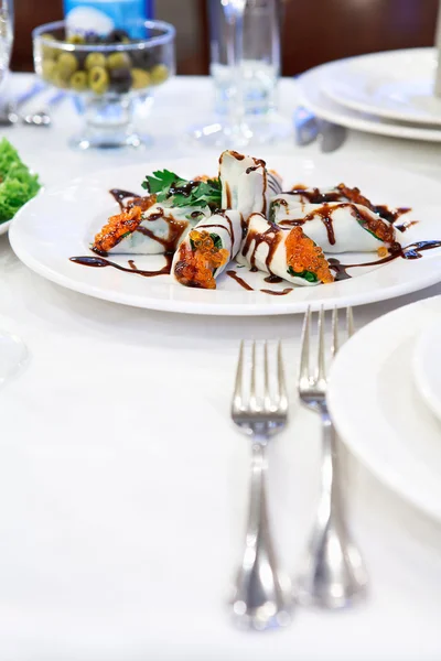 Panquecas russas enroladas com caviar vermelho em uma placa na mesa — Fotografia de Stock