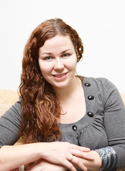 Retrato de mujer joven con cabello castaño rizado. Sonriendo a una persona —  Fotos de Stock