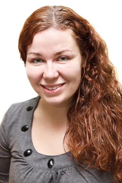 Retrato de mulher jovem com cabelo castanho encaracolado — Fotografia de Stock
