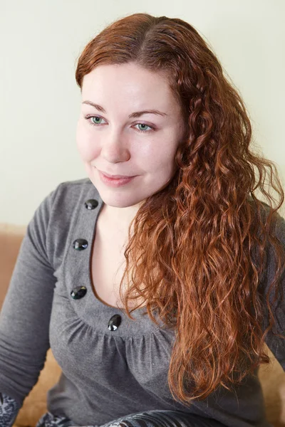 Портрет молодої жінки з кучерявим коричневим волоссям — стокове фото