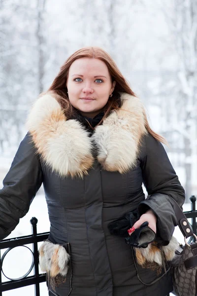 Kış giysileri rayların duran bir beyaz kadın. — Stok fotoğraf