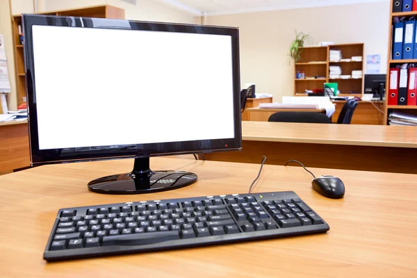 Nowoczesny komputer na pulpicie w pomieszczenie biurowe — Zdjęcie stockowe