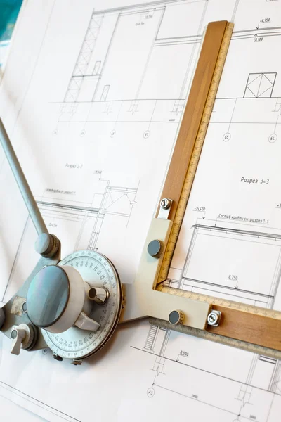 Old-fashioned dawing board with white project blueprint — Stock Photo, Image