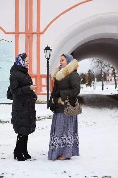 Русские женщины в зимней одежде против православного монастыря — стоковое фото
