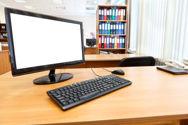 Moderní osobní počítač na ploše v místnosti úřadu — Stock fotografie