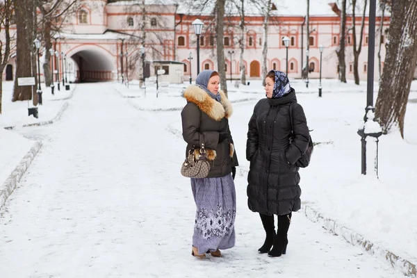 정통 수도원에 대 한 겨울 옷에 러시아 여자 — 스톡 사진