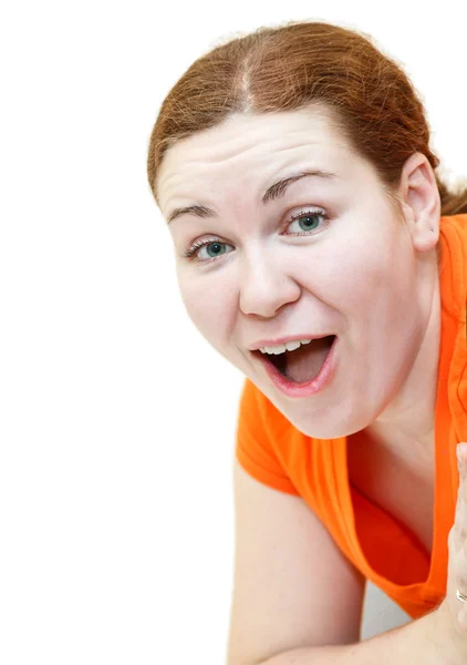 Mulher jovem surpreso em t-shirt laranja isolado em branco — Fotografia de Stock