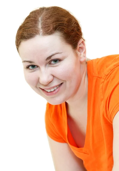 Młoda kobieta w pomarańczowy t-shirt na białym tle — Zdjęcie stockowe