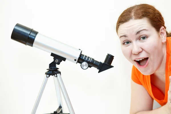 Έκπληκτος νεαρή γυναίκα σε πορτοκαλί t-short με τηλεσκόπιο σε λευκό — Φωτογραφία Αρχείου