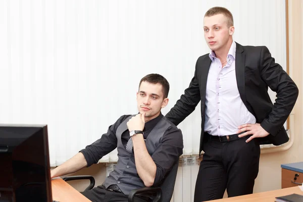 Dos hombres de negocios mirando juntos en la pantalla del ordenador — Foto de Stock