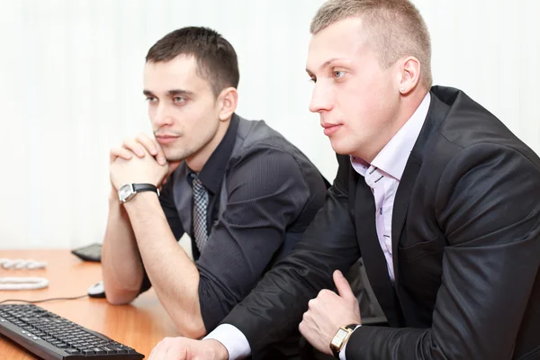 Δύο άνδρες των επιχειρήσεων μαζί κοιτάζοντας οθόνη υπολογιστή — Φωτογραφία Αρχείου