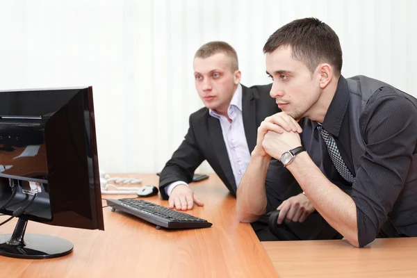 Two business men looking together at computer screen — Stock Photo, Image