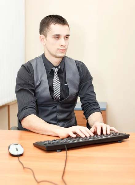 Glad ung affärsman med hjälp av dator och njuter av arbete — Stockfoto