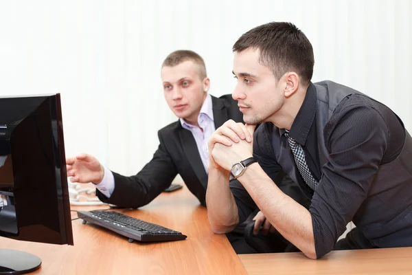 Två affärsmän tittar tillsammans på datorskärmen — Stockfoto