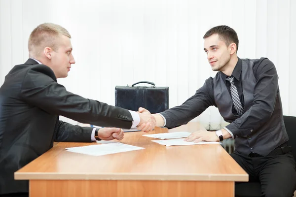 Young business man shaking hands with colleague Royalty Free Stock Photos