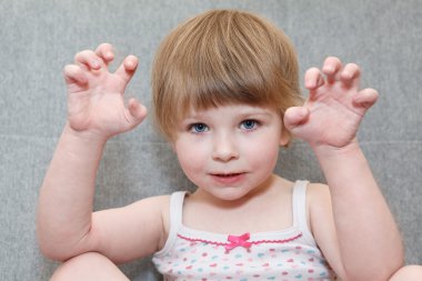 Eller yukarı korkunç ile küçük kız portresi