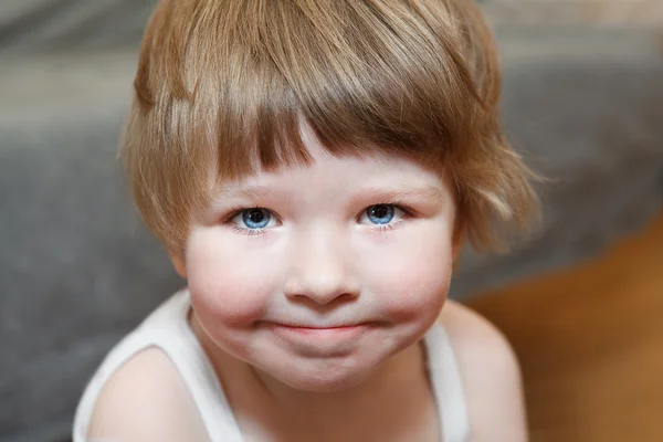 Retrato de cerca de una niña pequeña con cabello rubio y ojos azules —  Fotos de Stock