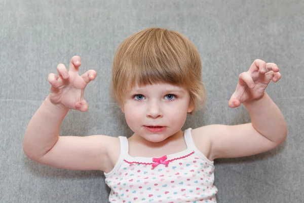 Ritratto di bambina con mani terrificanti in alto — Foto Stock