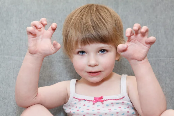 Portret van kleine meisje met angstaanjagende handen omhoog — Stockfoto