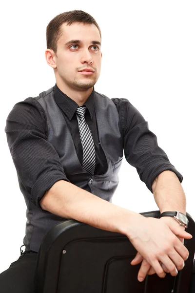 Портрет молодого розумного бізнесмена, що сидить на стільці — стокове фото