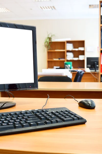 Ordenador personal moderno en el escritorio en la sala de oficina — Foto de Stock