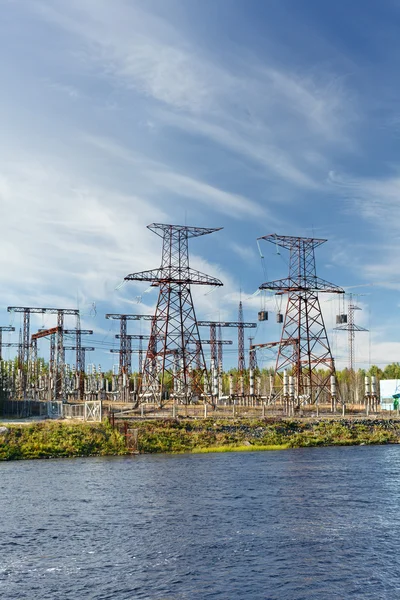 Elektrische transmissie op waterkrachtcentrale op blauwe hemel — Stockfoto